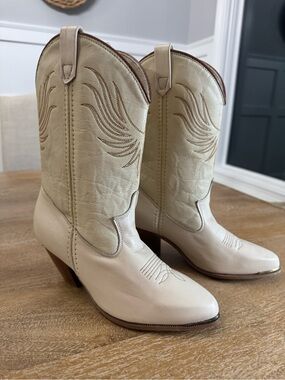 dingo Cream Western Embroidered Heeled Cowgirl Boots